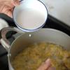Khi trứng đã tạo sợi thì tiếp tục đổ bột năng đã pha với 1/4 chén nước lọc vào, khuấy tiếp đến khi thấy nước súp sánh lại thì tắt bếp.