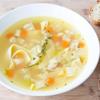 Múc súp gà ra tô dùng nóng. Không chỉ ngon, chứa đựng nguồn dinh dưỡng phong phú, món súp gà còn có công dụng giải cảm hiệu quả trong những ngày mưa lạnh.