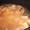 Cho tiếp đậu hũ non vào đun cùng, đun lửa nhỏ. Nồi súp sau khi sôi khoảng 5 phút, nêm 1 muỗng cà phê hạt nêm, 1/2 muỗng cà phê bột ngọt. Sau đó nhanh tay cho chén bột năng vào đun cùng, đun đến khi hỗn hợp súp hơi sánh đặc.