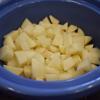 Khoai tây gọt vỏ, rửa sạch, thái miếng vuông nhỏ. Cho khoai tây vào nồi cùng với phô mai, bơ lạt, hành tây và tỏi. Cho nước dùng gà vào và đun sôi cho tới khi khoai tây chín nhừ.