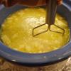 Sau đó nêm muối và tiếp tục nấu một lúc nữa. Bạn có thể tùy chỉnh nhiệt độ, miễn là khoai tây được chín nhừ. Sau đó dùng máy xay sinh tố cầm tay hoặc máy nghiền, xay canh khoai tây thành súp rồi cho heavy cream vào trộn đều.