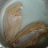Bắp non, dùng dao sắc cắt lấy phần hạt như hình bên nhé. Về phần thịt gà, sau khi cắt thành từng miếng, cho vào nồi nước luộc chín.