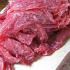 Thịt bò rửa sạch, cắt thật mỏng rồi cho vào tô. Cho 4 muỗng canh nước tương, ướp thịt bò trong 15 phút.