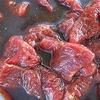 Thịt bò rửa sạch, cắt thật mỏng rồi cho vào tô. Cho 4 muỗng canh nước tương, ướp thịt bò trong 15 phút.