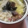 Khi nồi súp sôi và rau cải thảo vừa chín mềm thì nhanh tay thêm vào thịt nguội thái nhỏ, trứng bắc thảo xào, tép khô (đã ngâm nước cho mềm), đun cho súp sôi trở lại. Nêm 1/3 muỗng cà phê muối, nấu khoảng 2-3 phút thì tắt bếp.
