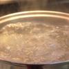 Đun nồi nước sôi, thả nui vào luộc từ 8 đến 10 phút đến khi phần nui gạo mềm, đổ ra rổ, và xả lại dưới vòi nước lạnh để nui không bị dính chùm.