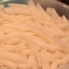 Đun nồi nước sôi, thả nui vào luộc từ 8 đến 10 phút đến khi phần nui gạo mềm, đổ ra rổ, và xả lại dưới vòi nước lạnh để nui không bị dính chùm.