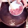 Nấu súp thịt bò: Đun sôi 750ml nước, cho thịt bò vào, nấu liu riu cho thịt bò mềm.