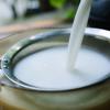 Sau khi máy làm sữa đậu nành hoạt động được 20 phút thì bạn lược hỗn hợp sữa gạo hạnh nhân thu được qua rây cho mịn nhé!