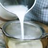 Sau khi máy làm sữa đậu nành hoạt động được 20 phút thì bạn lược hỗn hợp sữa gạo hạnh nhân thu được qua rây cho mịn nhé!
