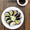Phết dầu mè lên các thanh sushi rồi cắt thành những miếng nhỏ. Vậy là bạn đã có những miếng sushi bơ vừa lạ vừa ngon. Bạn có thể thưởng thức sushi với nước tương, nhưng nếu là một người thích vị cay và muốn ăn sushi đúng điệu thì hãy thử wasabi nhé. 