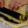 Cuộn sushi: cho lá rong biển lên mành tre, cho cơm lên dàn đều lên 2/3 miếng rong biển, quét một lớp mỏng wasabi lên cơm, xếp xà lách, cải bó xôi, dưa leo, đậu phụ, ham chay, cuốn lại và ép chặt tay rồi lấy cuộn cơm ra, cắt khúc.