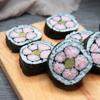 Sushi hoa anh đào - Sakura sushi chấm ăn cùng với mù tạt, nước tương. Nếu cho các bé dùng thì chỉ nên cho bé chấm tương cà thôi nhé. 