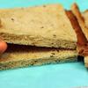 Bánh mì cắt bỏ phần diềm cứng xung quanh. Dùng thanh cán bột cán cho bánh mỏng xẹp.
