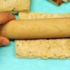 Bánh mì cắt bỏ phần diềm cứng xung quanh. Dùng thanh cán bột cán cho bánh mỏng xẹp.