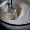 Kiwi gọt vỏ cắt miếng hình múi cau, bỏ lõi. Dâu tây rửa sạch, để ráo. Kem tươi cho ra chén, thêm đường, dùng máy đánh tốc độ trung bình đánh cho kem bông mượt thì dừng lại. 