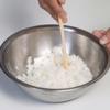 Gạo Nhật vo sạch, nấu chín. Cho giấm, đường, muối vào nồi khuấy trên lửa nhỏ khoảng 5 phút, nhắc xuống. Múc cơm ra thau, rưới giấm xung quanh và đánh đều cơm lên.