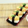 Bày trí ra đĩa và thưởng thức. Sushi trứng cuộn rong biển thích hợp làm bữa ăn nhẹ nhà mà đầy đủ dinh dưỡng với trứng chiên rau củ, cuộn tròn cùng rong biển. Món ăn trong gọn gàng hấp dẫn. Tiện lợi cho việc bỏ hợp mang theo giống như Bento kiểu Nhật vậy.
