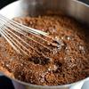 Cho 300g đường vào nồi với 235ml nước. Đặt nồi lên bếp, nấu nước đường trên lửa lớn cho sôi bùng. Cho tiếp 150g bột cacao vào nồi, khuấy đều cho cacao hòa tan hết với đường.