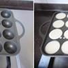 Chuẩn bị khuôn bánh Takoyaki: làm nóng và quét dầu vào khuôn, đổ bột vào ½ khuôn. Lưu ý: bạn không đổ bột đầy khuôn để bỏ nhân vào bên trên nữa nhé và để lửa nhỏ.