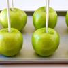 Chuẩn bị nguyên liệu, táo rửa sạch lau khô. Đầu tiên, bạn lấy một quả táo, dùng một cái que tre cắm vào giữa quả táo, bạn cắm luôn vào phần cuống quả táo ý nhé.