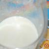 Đậu nành rửa sạch, cho vào máy làm sữa đậu nành cùng 1,5 lít nước. Hớt sạch bọt trên sữa đậu nành. 
