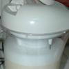 Đậu nành rửa sạch, cho vào máy làm sữa đậu nành cùng 1,5 lít nước. Hớt sạch bọt trên sữa đậu nành. 