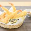 Khi ăn tempura đúng kiểu, bạn sẽ ăn kèm nước súp kiểu Nhật như súp củ cải hoặc súp Miso, bạn chấm tempura vào nước súp rồi thưởng thức. Hoặc đơn giản hơn bạn có thể ăn tempura chấm tương ớt hoặc sốt kiểu nhật sẽ giòn hơn. Put the grated Japanese radish in the noodle soup.  Tempura in the noodle soup and eat it.