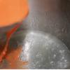 Bắc nồi lên bếp cho một chén nước vào nồi nấu sôi, cho hỗn hợp rau câu- đường vào nồi nước đang sôi và khuấy đều đến khi hỗn hợp tan hết (khoảng 5 phút ). Thêm nước ép cà-rốt vào từ từ khuấy cùng.