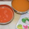 Cho cà-rốt ép lấy nước, cam vắt ra chén nhỏ, bột râu câu (jelly) hòa cùng đường trộn đều để tránh vón cục.
