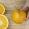 Cam cắt đôi quả rồi vắt lấy 250ml nước cốt cam. Giữ lại vỏ của 2 trái cam.
