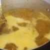 Đặt lên bếp, cho hỗn hợp đường và bột rau câu vào đun sôi. Thả hạt é vào khuấy đều. Sau đó vớt lá gelatin ra đổ vào nồi thạch bí hạt é.