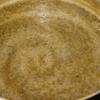 Đặt lên bếp, cho hỗn hợp đường và bột rau câu vào đun sôi. Thả hạt é vào khuấy đều. Sau đó vớt lá gelatin ra đổ vào nồi thạch bí hạt é.