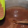 1/2 hỗn hợp rau câu còn lại trong nồi cho tiếp bột cacao đã trộn ở bước 1, chocolate đen tan chảy vào, khuấy đều.