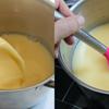 Cho bột agar và bột jelly vào nồi trộn đều cùng với đường, sau đó cho sữa chua xoài và nước vào. Bắc nồi lên bếp ở lửa vừa, khuấy đều cho đến khi đường tan hoàn toàn.