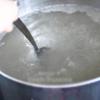 Cho bột thạch và đường vào nồi với 500ml nước, đặt lên bếp đun sôi, cho bột và đường tan đều vào trong nước thì tắt bếp.