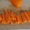 Cà rốt gọt vỏ, rửa sạch, cắt thành những que dày 0,5 cm, dài 3 cm. Đậu rồng rửa sạch, bỏ 2 đầu, cắt khúc khoảng 3 cm, rồi cắt đôi theo chiều dọc.