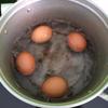 Trứng gà cho vào nồi nước, đun sôi khoảng 7 - 10 phút, luộc chín. Vớt trứng gà ra tô nước lạnh, bóc sạch vỏ.