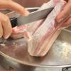 Thịt ba chỉ mua về rửa sạch, để ráo nước. Sau đó, dùng dao khứa thịt ra thành 1 đường theo chiều dài miếng thịt.