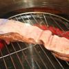 Làm nóng lò nướng ở nhiệt độ 200 độ C. Cho thịt ba chỉ lên vỉ nướng, nướng khoảng 30-40 phút. Thỉnh thoảng lật đều để miếng thịt không bị cháy.