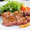 Cho thịt bò bít tết ra đĩa và thưởng thức với tỏi chiên, rau mầm... hoặc tùy ý bạn!