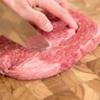Cắt bỏ phần mỡ, gân thịt bò nếu có. Rắc muối và hạt tiêu vừa đủ lên miếng thịt bò.