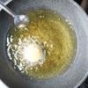 Đun nóng 500ml dầu ăn, thả cuộn trứng vào nồi dầu, chiên vàng giòn đều thì vớt ra, để ráo dầu.