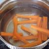 Luộc sơ cà rốt với 1/4 muỗng cà phê muối cho mềm, vớt ra để ráo nước.