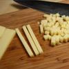 Phô mai Mozzarella cắt hạt lựu, phô mai parmesan bào nhỏ.