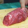 Rắc một ít muối và tiêu lên mặt miếng thịt bò. Trong lúc để thịt bò ngấm gia vị, bạn cho dầu ăn vào chảo, cho thịt bò vào, nướng với lửa lớn.