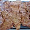 Thịt nguội, dùng cây cán bột cán miếng thịt hơi dẹp ra. Bật lò 100 độ C trước 10 phút, sau đó cho khay thịt vào sấy khô.