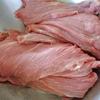 Thịt bò rửa sạch, lau khô, sau đó thái miếng to bản và phải cắt dọc thớ.