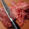 Thịt bò rửa sạch, cắt thành lát mỏng vừa ăn. Gừng gọt vỏ, cắt sợi.