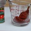 Hòa 180ml sốt cà chua với 2 chén nước trong 1 chén riêng biệt. Sau đó đổ hỗn vào nồi thịt.
